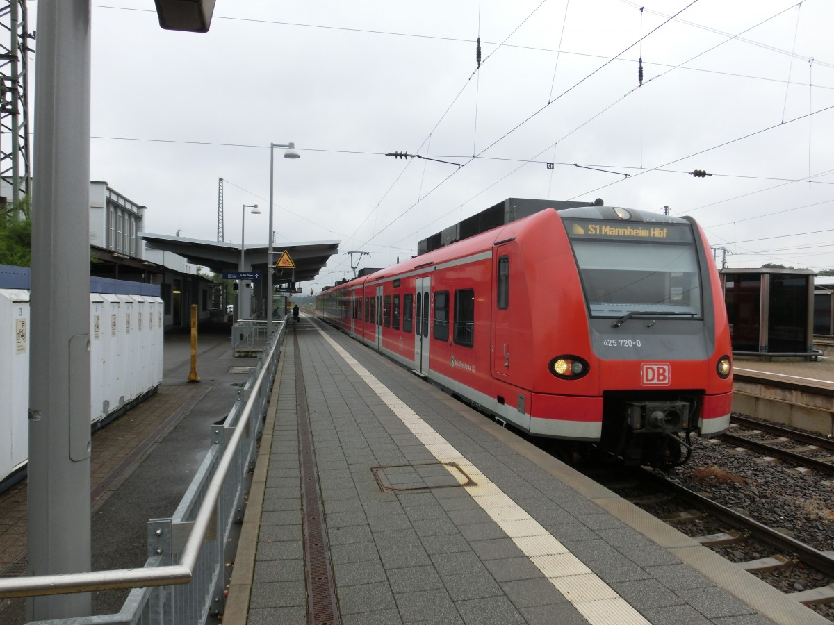 425 720-0 als S1 (Homburg - Mannheim) am 26.08.2013 in Homburg um 12:15 Uhr.