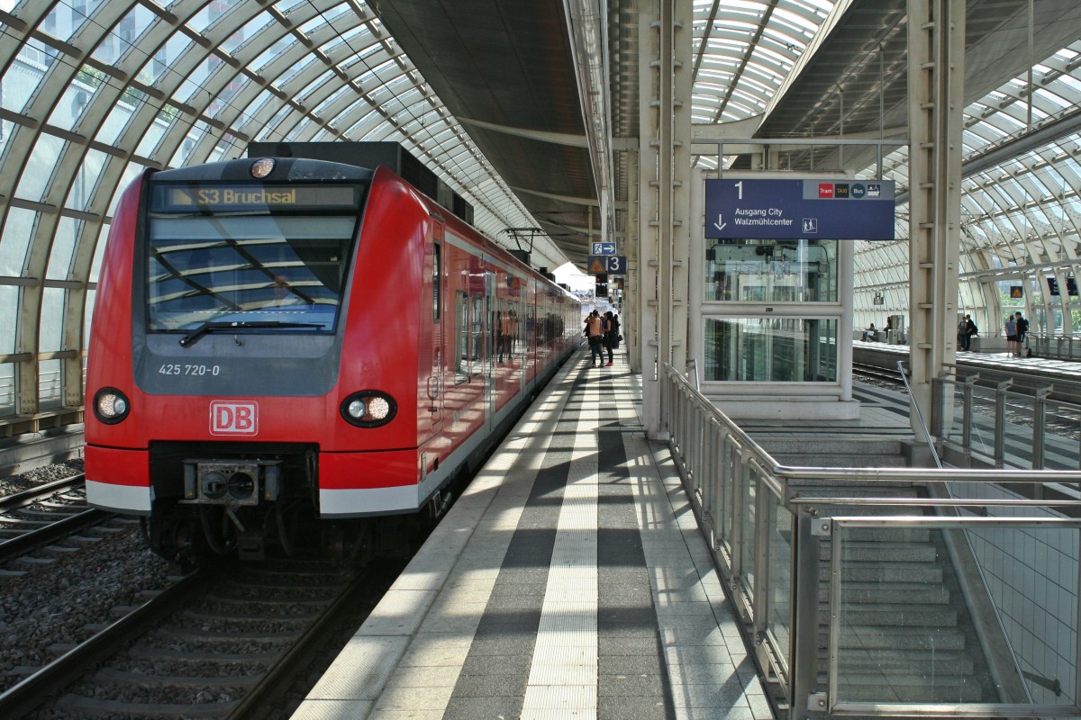 425 720-0 als S3 auf dem Weg nach Bruchsal am Nachmittag des 24.05.14 beim Halt in Ludiwgshafen (Rhein) Mitte.