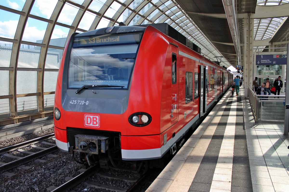 425 720-0 als S3 nach Bruchsal am 24.05.2014 in Ludwigshafen (Rhein) Mitte.