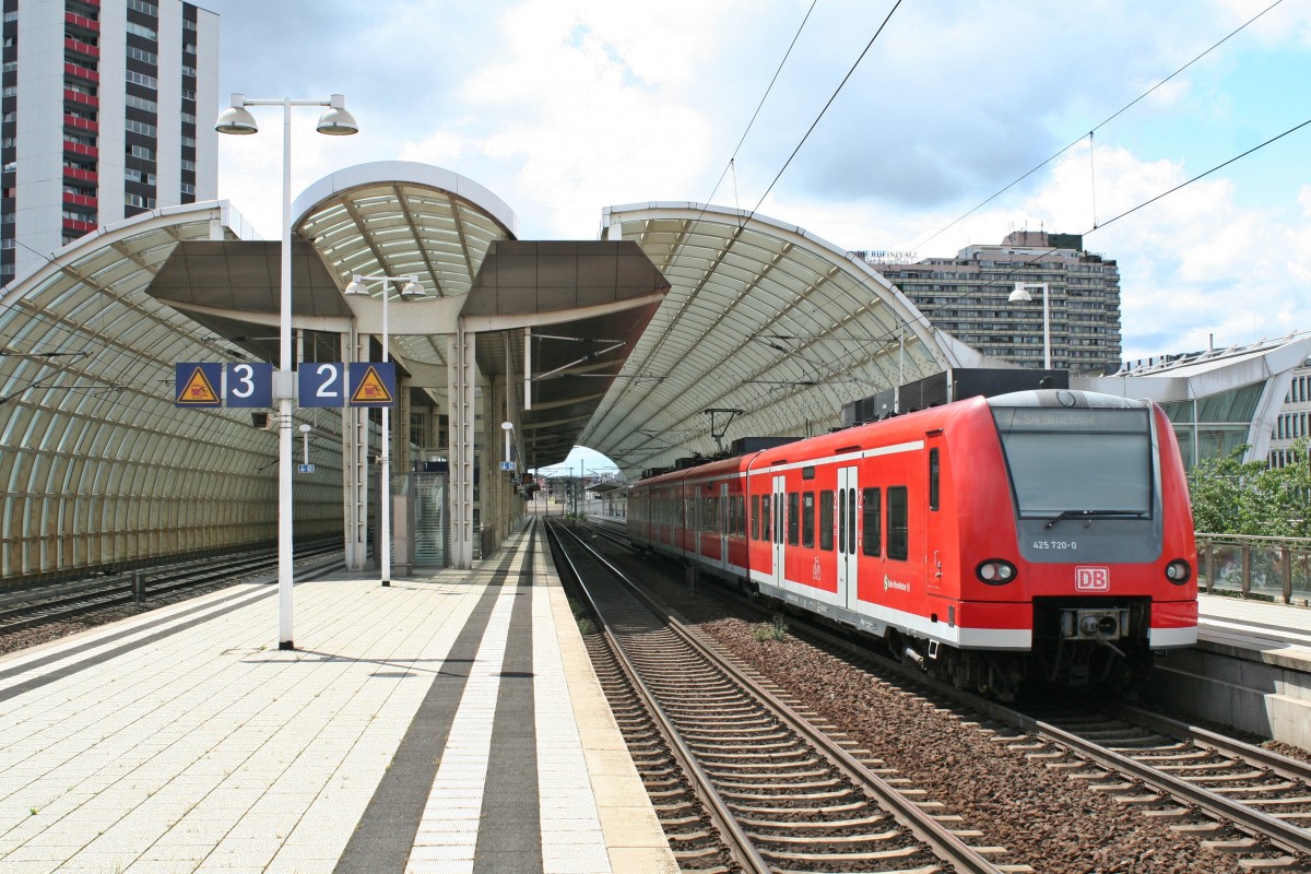 425 720-0 als S4 nach Bruchsal am Mittag des 24.05.14 bei der Einfahrt in Ludwigshafen (Rhein) Mitte.