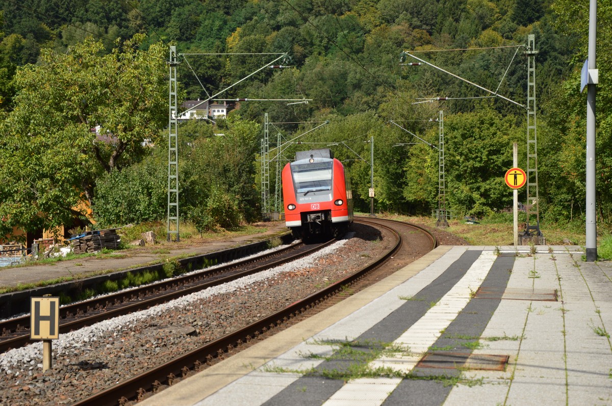 425 721 ist bei der Einfahrt in Neckargerach als S2 nach Mosbach von mm it abgelichtet. 14.9.2015

