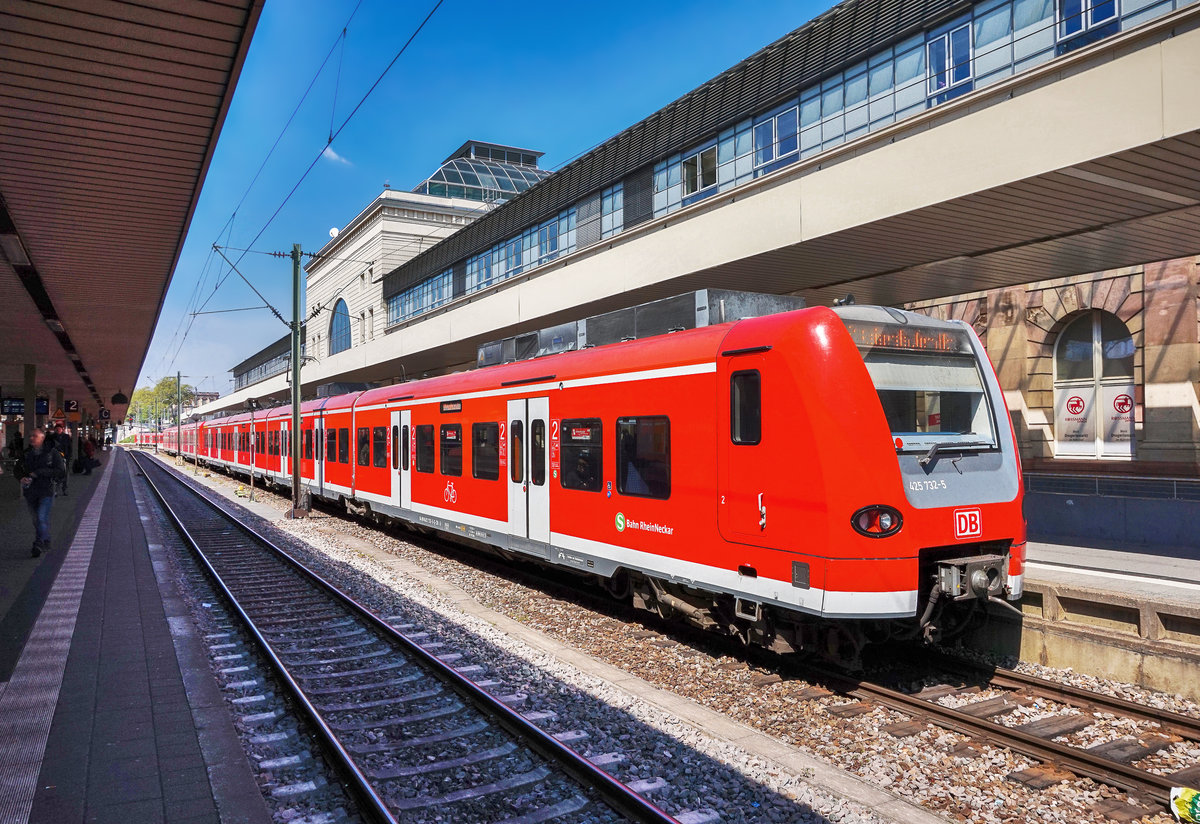 425 732-5 hält als S1 38128 (Osterburken - Heidelberg Hbf - Ludwigshafen (Rhein) Hbf - Kaiserslautern Hbf - Homburg (Saar) Hbf) in Mannheim Hbf.
Aufgenommen am 20.4.2017.
