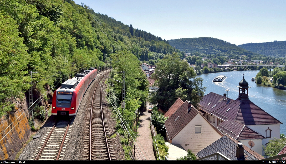 425 736-6 der S-Bahn Rhein-Neckar (DB Regio Mitte) als S2 von Mosbach(Baden) nach Kaiserslautern Hbf fährt in Zwingenberg (Baden) auf der Bahnstrecke Heidelberg–Bad Friedrichshall (Neckartalbahn | KBS 705).
Aufgenommen im Gegenlicht von der Brücke zwischen Schloßstraße und Alte Dorfstraße.
[31.7.2020 | 11:52 Uhr]