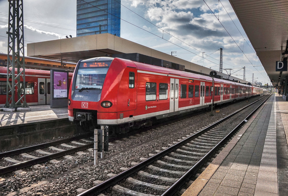 425 738-2 und 425 220-1 halten als S1 38135 auf der Fahrt von Homburg (Saar) Hbf nach Osterburken, in Mannheim Hbf.
Aufgenommen am 6.4.2017.