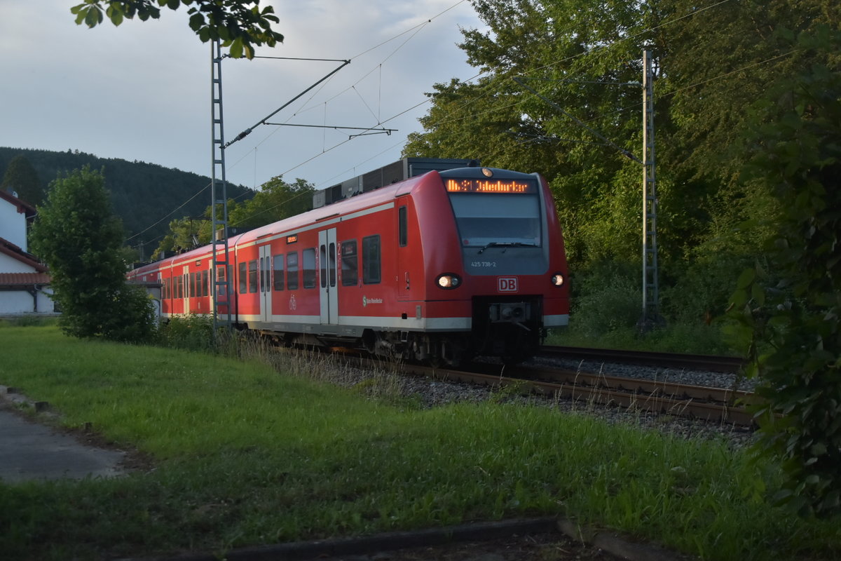 425 738-2 verlässt Neckargerach als S1 nach Osterburken am heutigen Abend.  24.6.2020