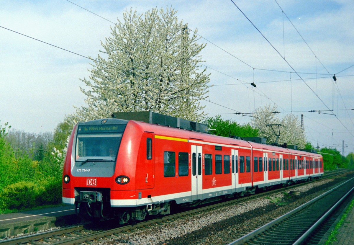 425 754 als RB 18117 (Bensheim–Mannheim–Worms) am 13.04.2007 in Laudenbach (Bergstrae)