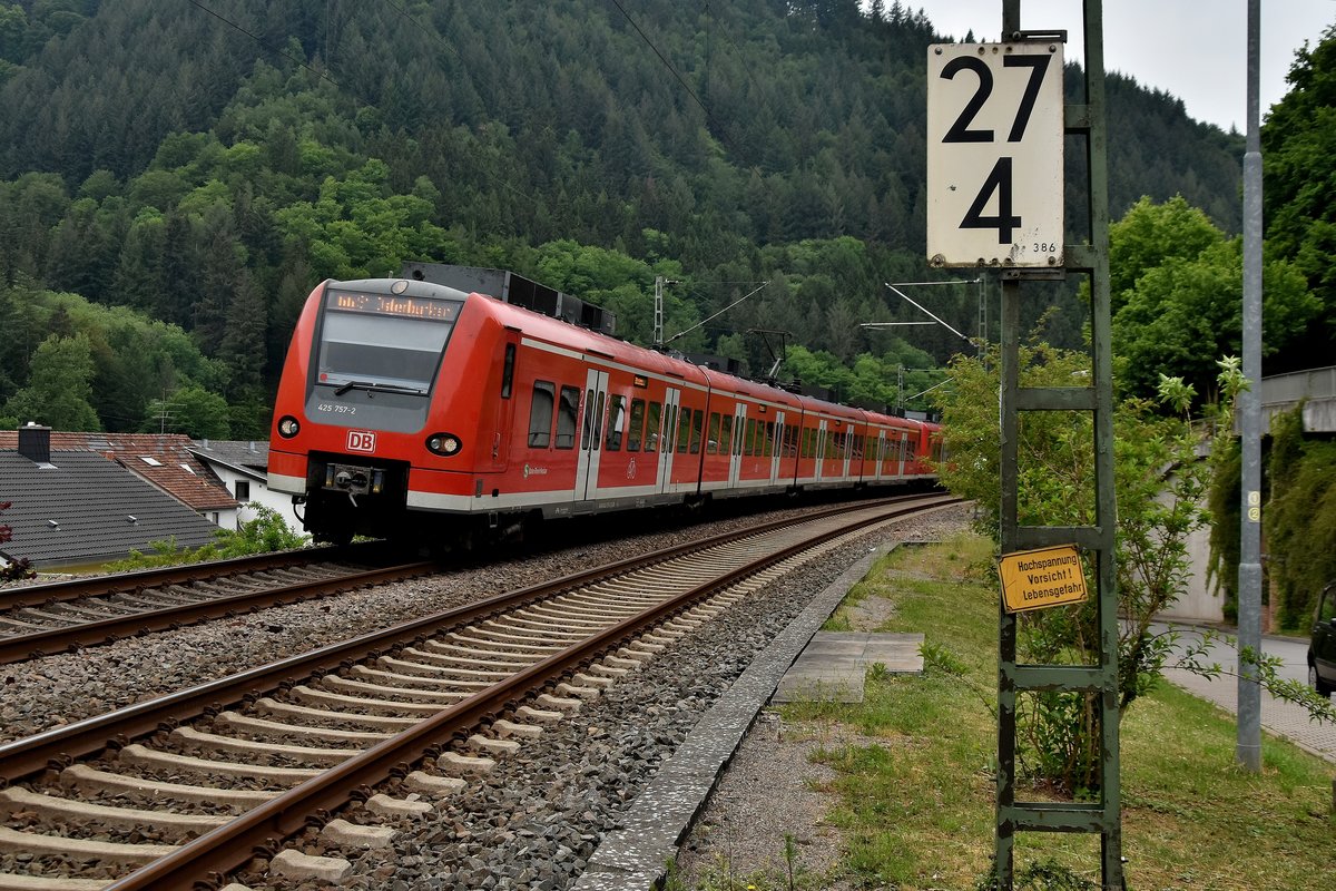 425 757-2 kommt als Führungsfahrzeug eines S1 Zuges in Lindach eingefahren. Vor einigen Minuten hatte er Eberbach verlassen und fährt nach kurzem Halt nach Zwingenberg am Neckar weiter auf seinem Weg nach Osterburken. Mittwoch 13.5.2020