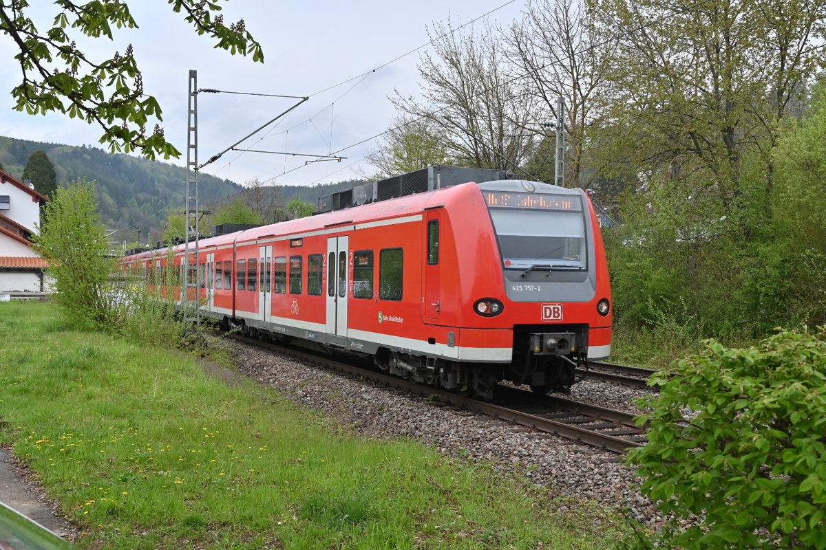 425 757-2 verlässt Neckargerach als S2 nach Mosbach  Baden am Mittag des 29.4.2021