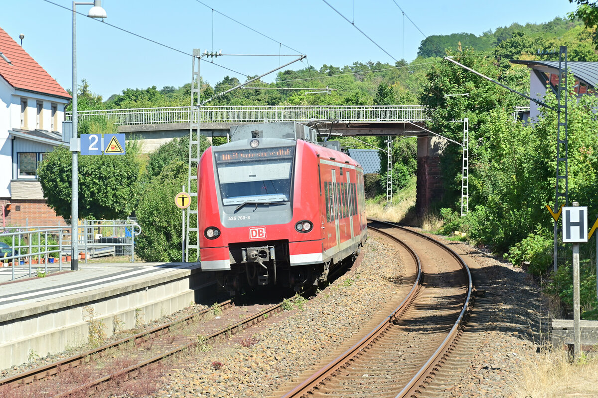 425 760 kommt in Auerbach als S1 mit dem 425 213 Kaiserslautern nach Kaiserslautern eingefahren um 14:55 Uhr am Nachmittag des 9.8.2022