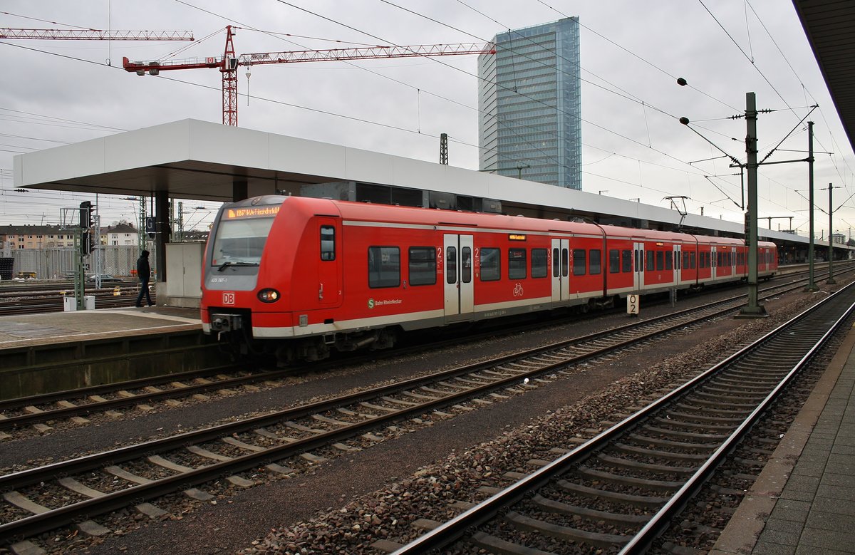 425 767-1 verlässt am 27.12.2017 als RB67 (RB15420) von Mannheim Hauptbahnhof nach Neu-Edingen/Friedrichsfeld den Mannheimer Hauptbahnhof. 