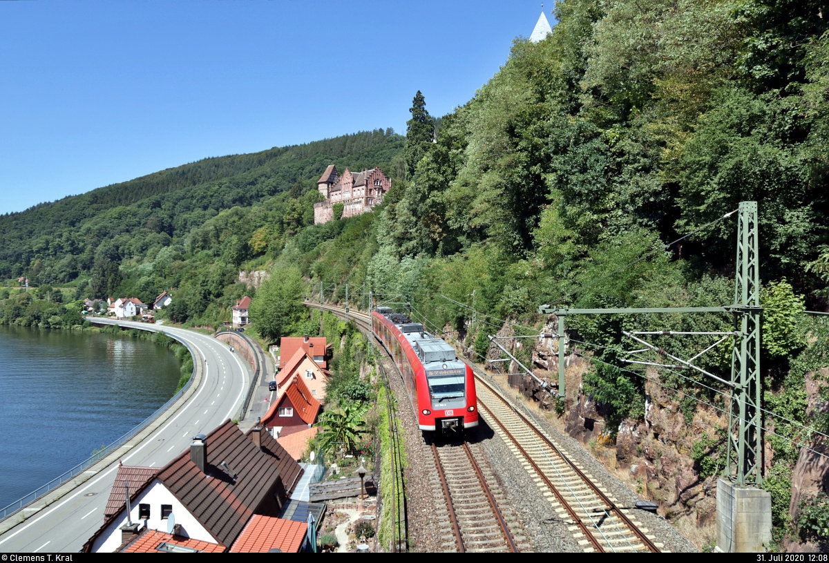 425 768-9 der S-Bahn Rhein-Neckar (DB Regio Mitte) als S2 von Kaiserslautern Hbf nach Mosbach(Baden) fährt unterhalb der Burg Zwingenberg auf der Bahnstrecke Heidelberg–Bad Friedrichshall (Neckartalbahn | KBS 705).
Aufgenommen von der Brücke zwischen Schloßstraße und Alte Dorfstraße.
[31.7.2020 | 12:08 Uhr]