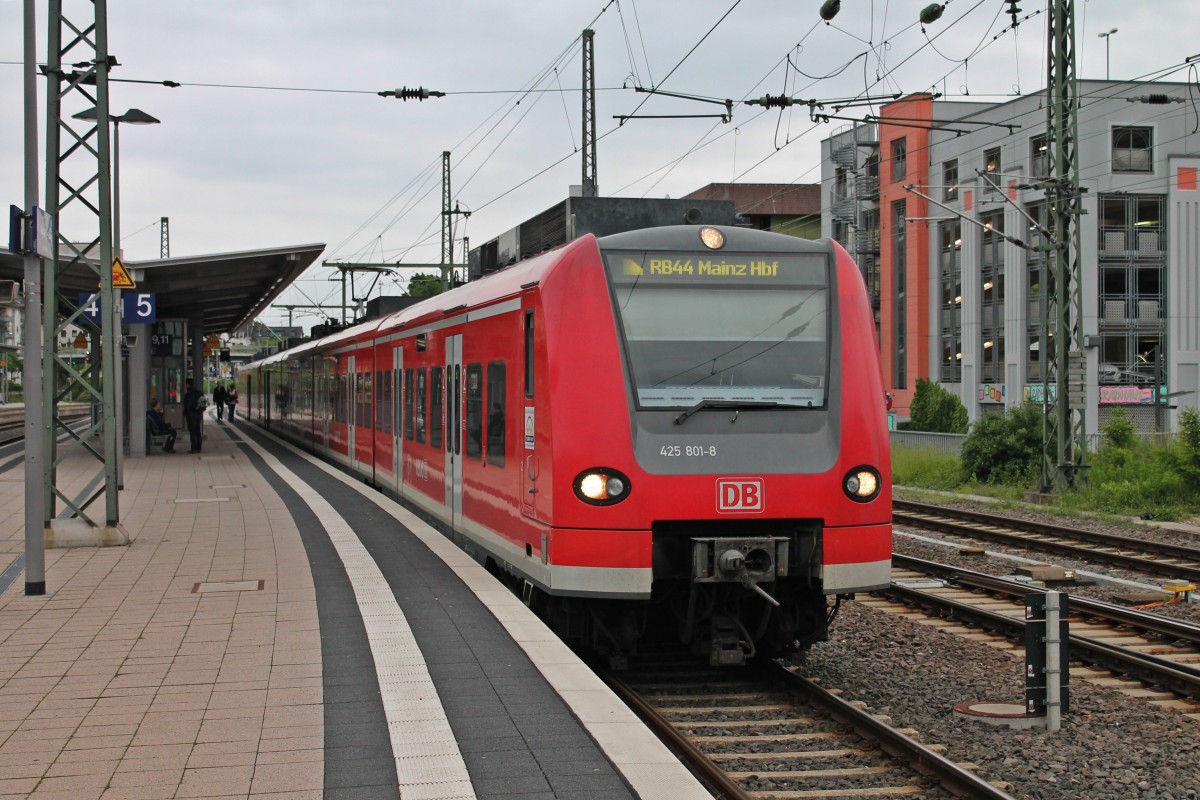 425 801-8 am 22.05.2013 beim Zwischenhalt als RB 44 (Mannheim Hbf - Mainz Hbf) im Bahnhof von Worms.