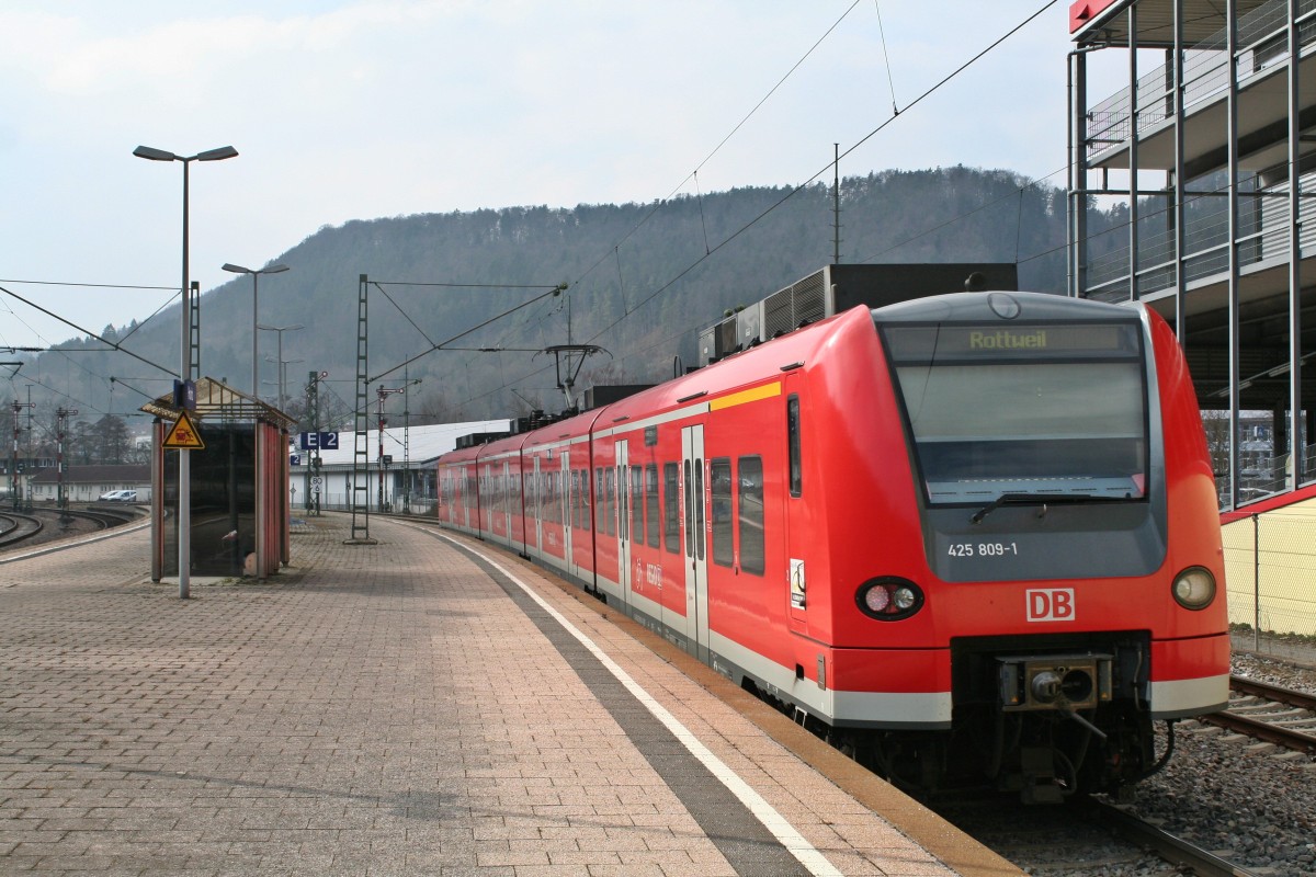 425 809-1 als RE von Stuttgart nach Rottweil frhen Nachmittag des 06.03.14 beim Verlassen des Personenbahnhof Horb am Neckar.