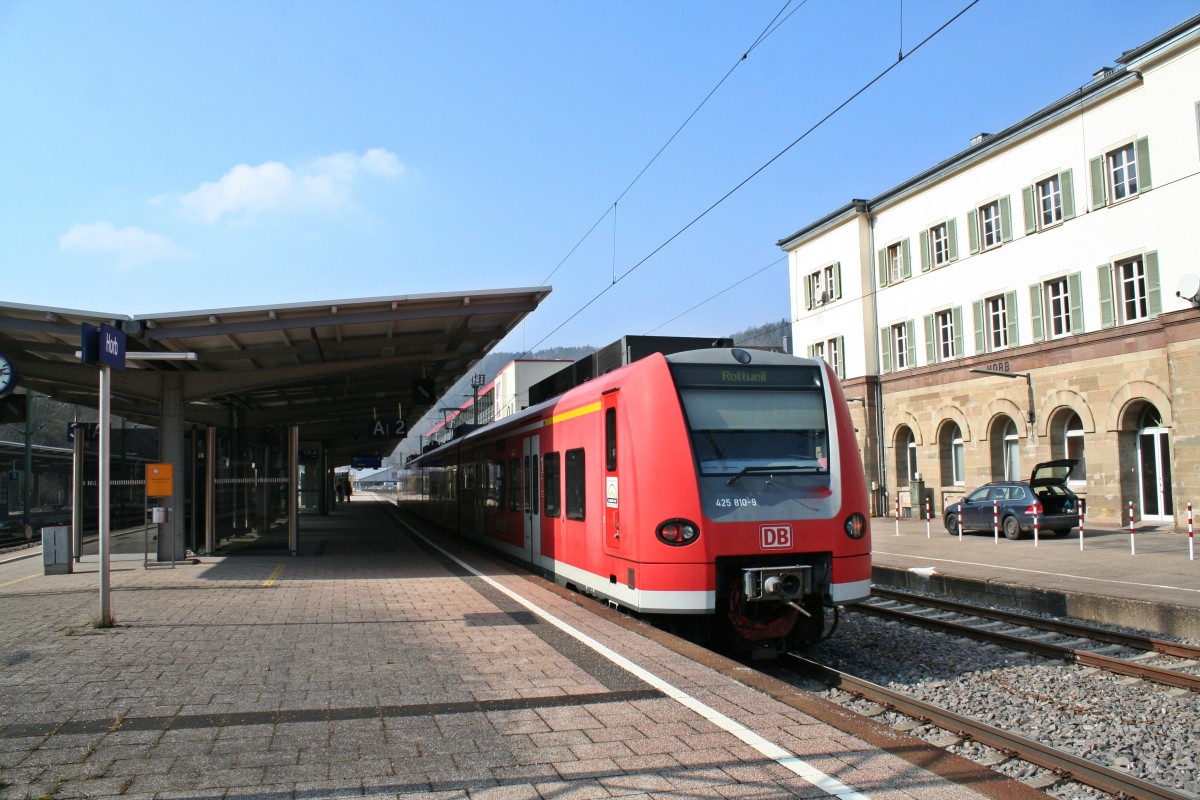 425 810-9 als RE 19039 von Stuttgart nach Rottweil am Mittag des 06.03.14 bei der Einfahrt in Horb am Neckar.