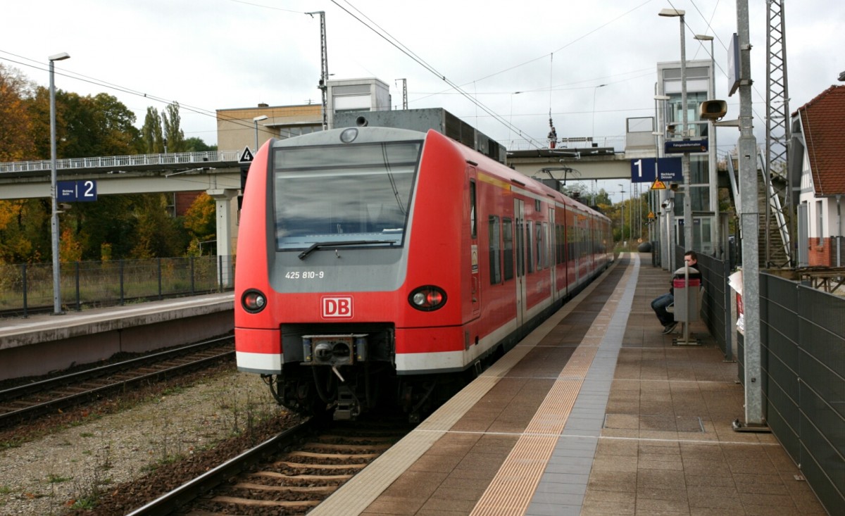 425 810 - 9 durchfhrt mit unverminderter Geschwindigkeit den 
Flming Bahnhof Bad Belzig. 18.10.2013 13:06 Uhr