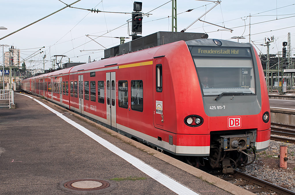 425 811-7 (94 80 0425 811-7 D-DB ), Bombardier Transportation GmbH, [D]-Hennigsdorf 24456, Baujahr 2004, Eigentümer: DB Regio AG - Region Baden-Württemberg, Fahrzeugnutzer: Regionalverkehr Württemberg, [D]-Stuttgart, Bh Plochingen, 07.09.2013, Stuttgart Hbf