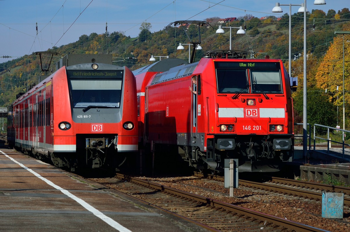 425 811-7 passiert die 146 201 bei der Ausfahrt in Neckarelz. 19.10.2013