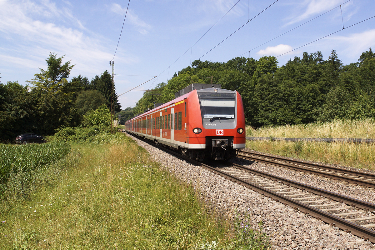 425 812-5 fährt am 22.06.2014 mit einer RB durch Ebersbach nach Ulm.
