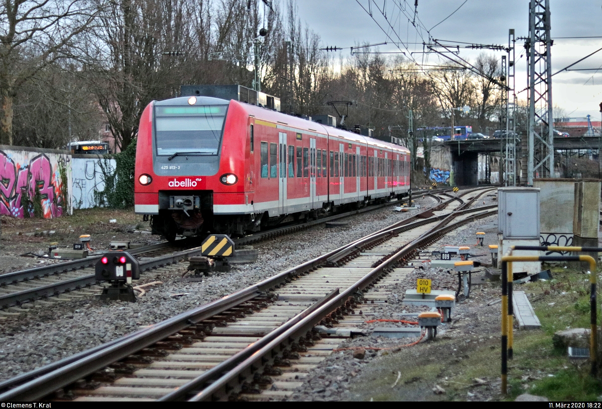 425 813-3 von DB Regio Baden-Württemberg, eingesetzt von der Abellio Rail Baden-Württemberg GmbH für noch nicht einsatzbereite Bombardier Talent 2, als Tfzf durchfährt den Bahnhof Ludwigsburg auf Gleis 1 in nördlicher Richtung.
Aufgenommen im Gegenlicht am Ende des Bahnsteigs 2/3 (Zugang zum Aufzug).
[11.3.2020 | 18:22 Uhr]