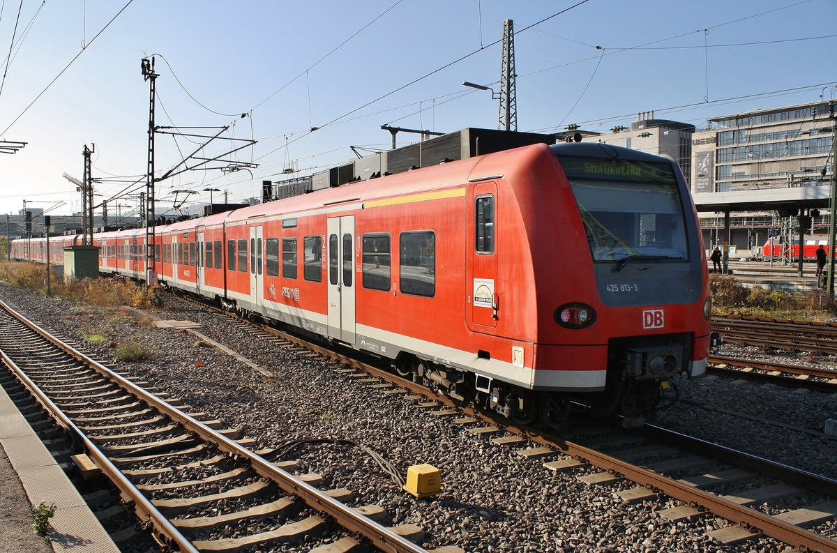 425 813-3 erreicht am 16.11.2018 als RE19531 von Karlsruhe Hauptbahnhof nach Stuttgart Hauptbahnhof das Ziel der Fahrt. 