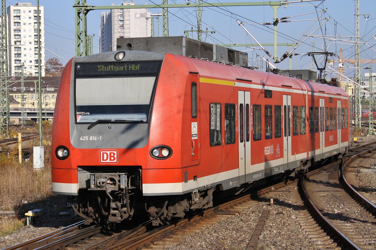 425 814-1 fährt am 16.11.2018 als RE19531 von Karlsruhe Hauptbahnhof in den Stuttgarter Hauptbahnhof ein. 