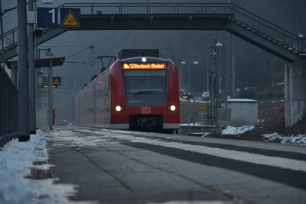 425 818-2 als S2 an Gleis 1 in Neckarhausen bei Neckarsteinach gen Hirschhorn fahrend auf ihrem Weg nach Mosbach Baden. Sonntag 22.1.2017