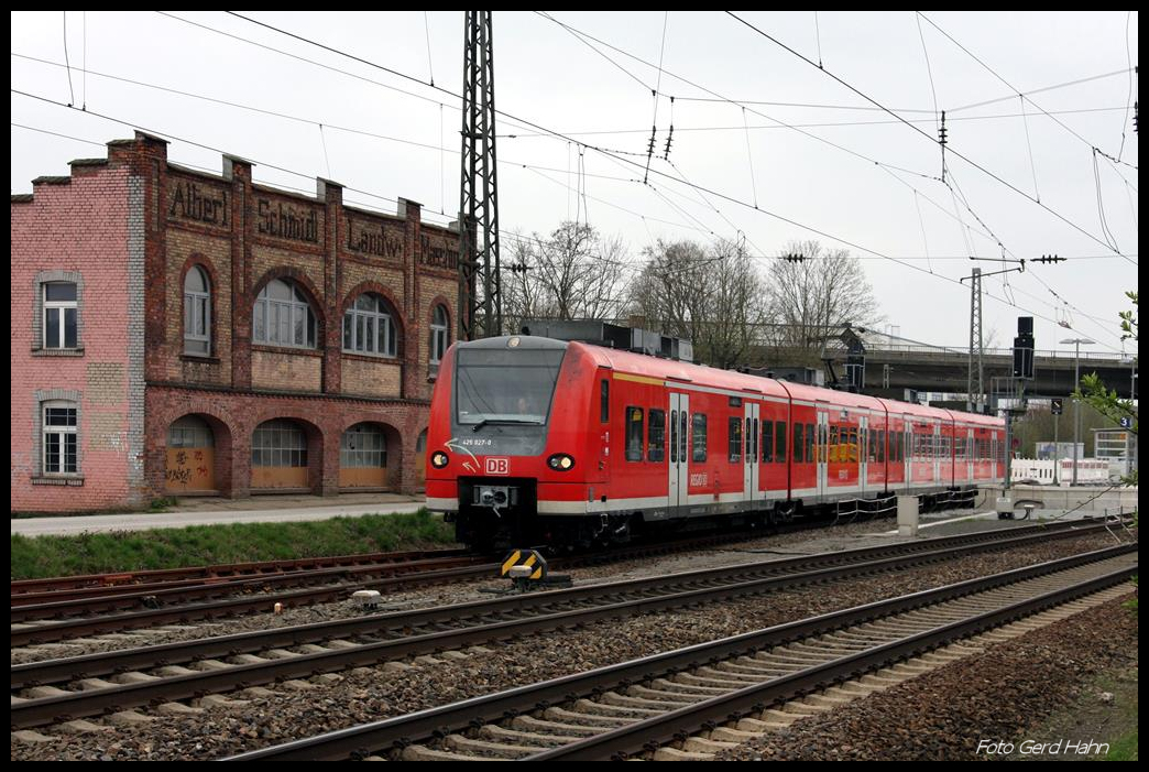 425027-0 fährt hier am 24.3.2017 um 12.09 in Großsachsen - Heddesheim nach Bensheim ab.