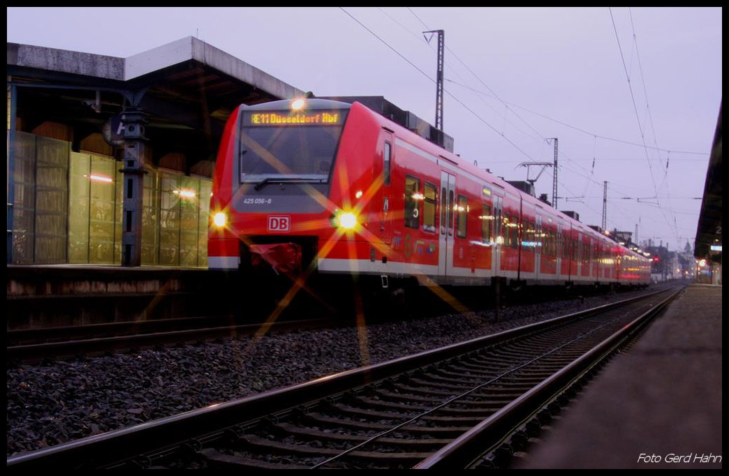 425056 hält am 19.12.2016 um 8.04 Uhr im HBF Paderborn auf der Fahr nach Düsseldorf HBF.