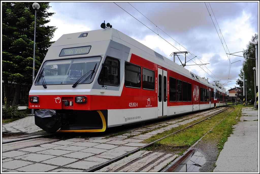 425.952-9 und 425 960-2 in Tatranská Lomnica. (03.06.2014)