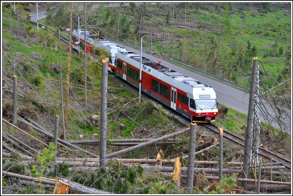 425.954-5 und 425.955-2 befahren ein eben wieder instand gestelltes Stück zwischen Vyšné Hágy und Popradské Pleso. (04.06.2014)