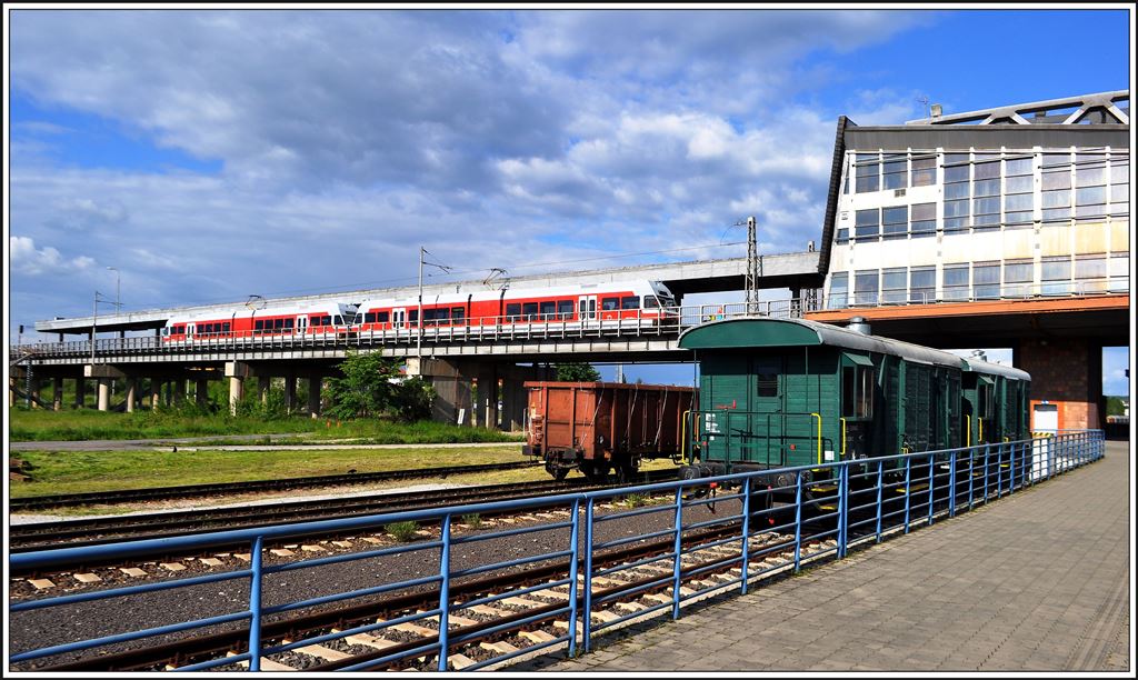 425.963-6 und 425.959-4 am Hochbahnsteig in Poprad-Tatry. Die Güterzugbegleitwagen im Vordergrund werden noch häufig für Lokalgüterzüge benützt. (04.06.2014)



