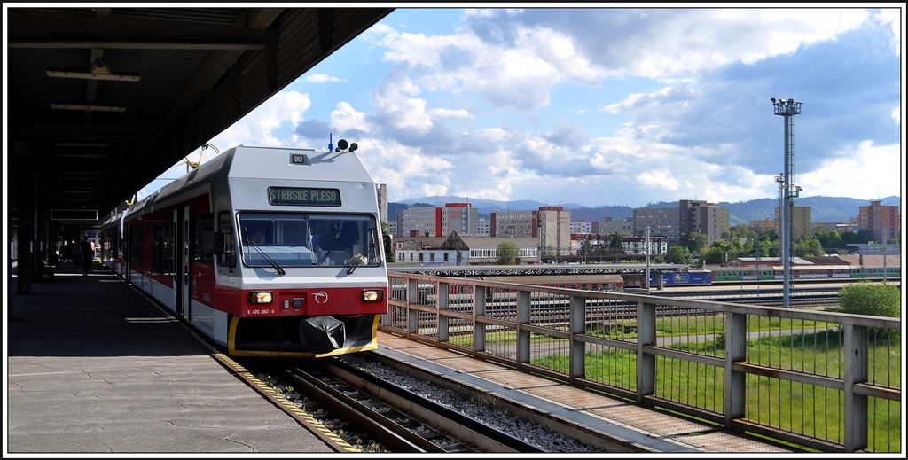425.963-6 im Endbahnhof Poprad-Tatry mit Aussicht Richtung Stadt. (04.06.2014)