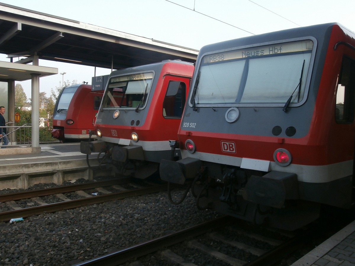 425er und 628/928 503 und 502 im Bahnhof Grevenbroich am 6.9.14. An diesen Tag streikten die Lokführer der DB aber nicht alle Lokführer. 2 Lokführer streikten nicht und fuhren auf der Linie RB38 und sorgten so das die Leute pünktlich nach Neuss kamen, dort endete für viele die Reise. Nur die Eurobahn und S28 fuhren in Neuss.

Grevenbroich 06.09.2014