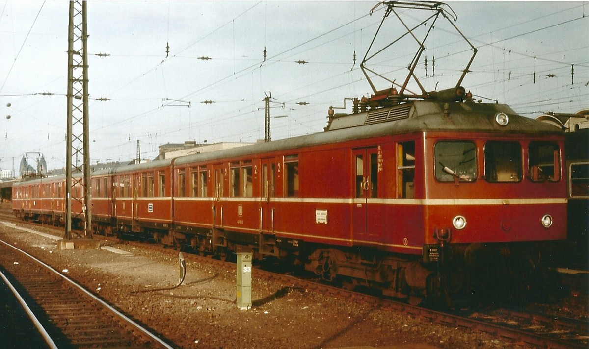 426 001 - 826 601 - 826 602 - 426 002( von rechts nach links): was heute nach einem zweiteiligen 425 oder Flirt klingt, war in den siebziger Jahren noch eine eigene Mini-Baureihe. Der Geamtbestand ist im Bild von 1974 (Koblenz Hbf) zu sehen. Der Zug war jahrelang für den Pendelverkehr Koblemz - Neuwied zuständig.