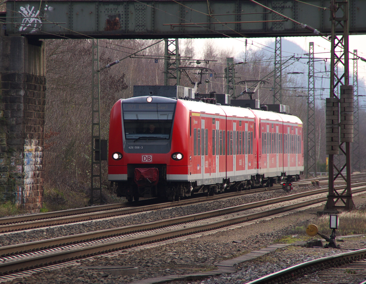 426 006 und 426 004 sind als RB von St. Ingbert nach Dillingen unterwegs.
Die Triebwagen haben gerade den Bahnhof Bous verlassen und fahren auf Ensdorf zu.
18.02.2014 Bahnstrecke 3230 Saarbrücken - Karthaus