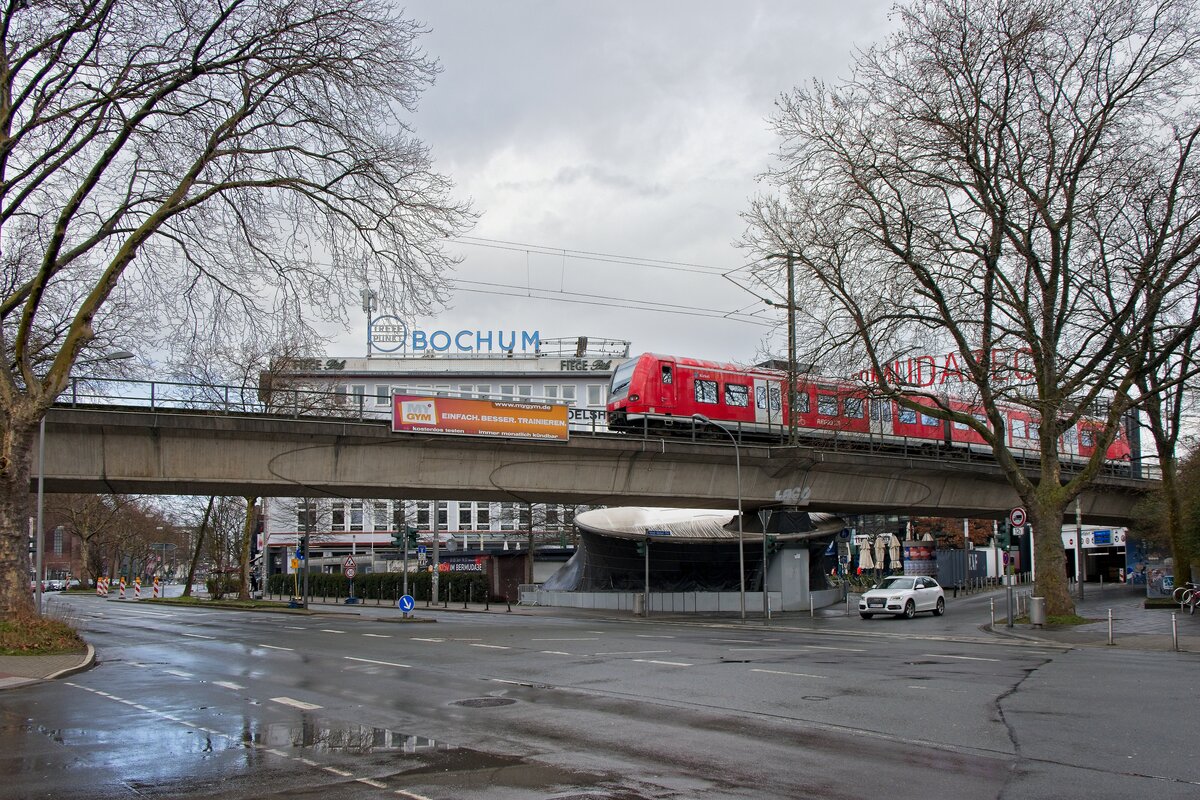 426 007-1  Kirkel  befährt die Verbindungskurve zum Bochumer Hauptbahnhof am Bermudadreieck (19.03.2023) 