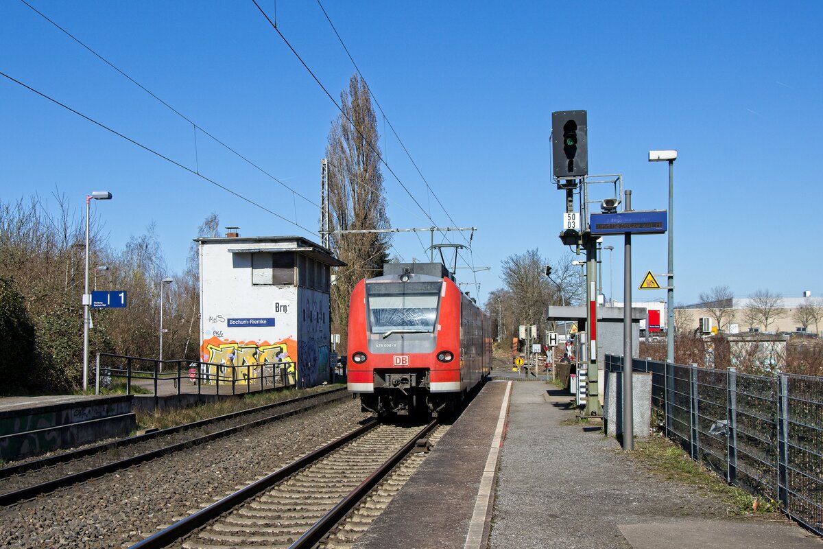 426 008-9  Besseringen  als RB 46 auf dem Weg nach Gelsenkirchen vor dem Stellwerk Bochum-Riemke (19.03.2022)