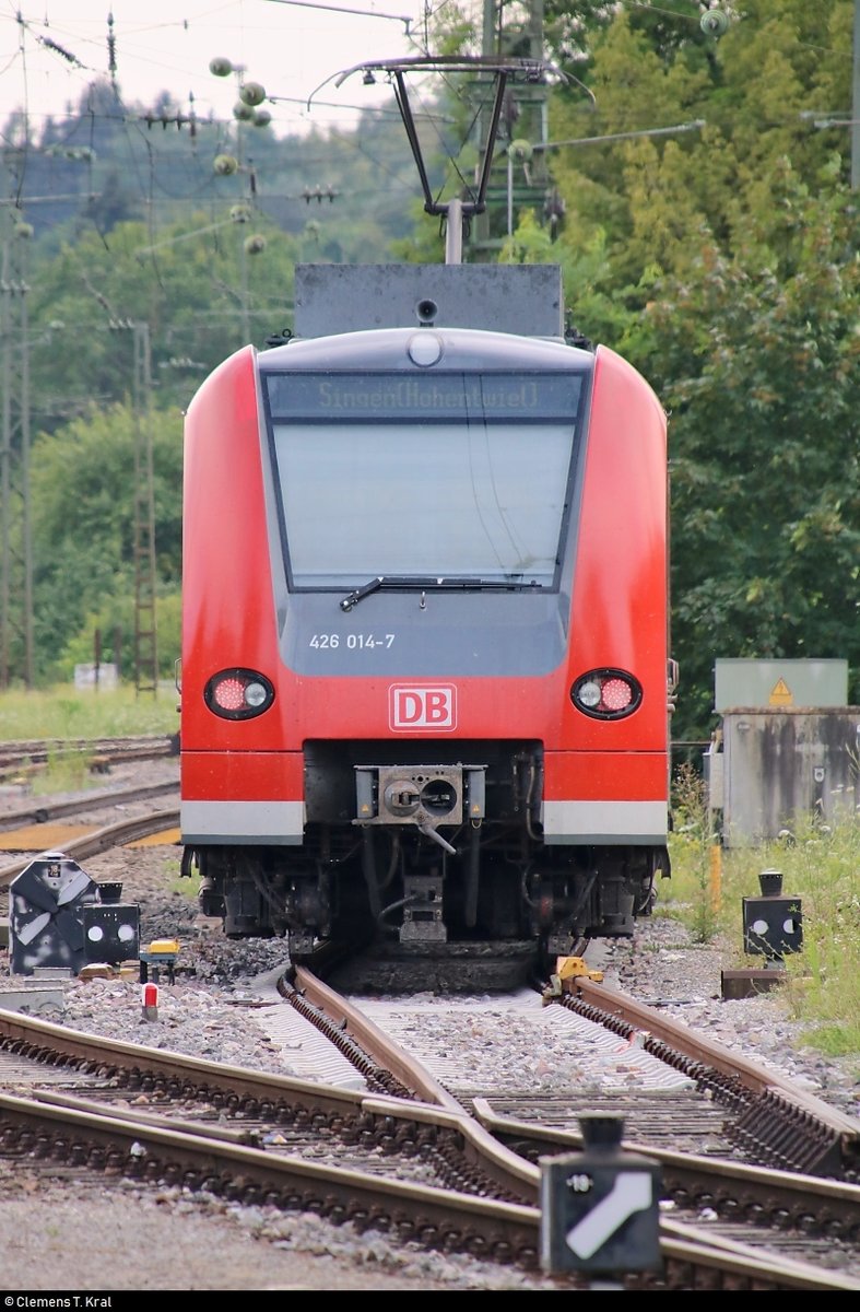 426 014-7 von DB Regio Baden-Württemberg ist im Bahnhof Singen(Hohentwiel) abgestellt.
Aufgenommen am Ende des Bahnsteigs 1.
[14.7.2018 | 16:46 Uhr]