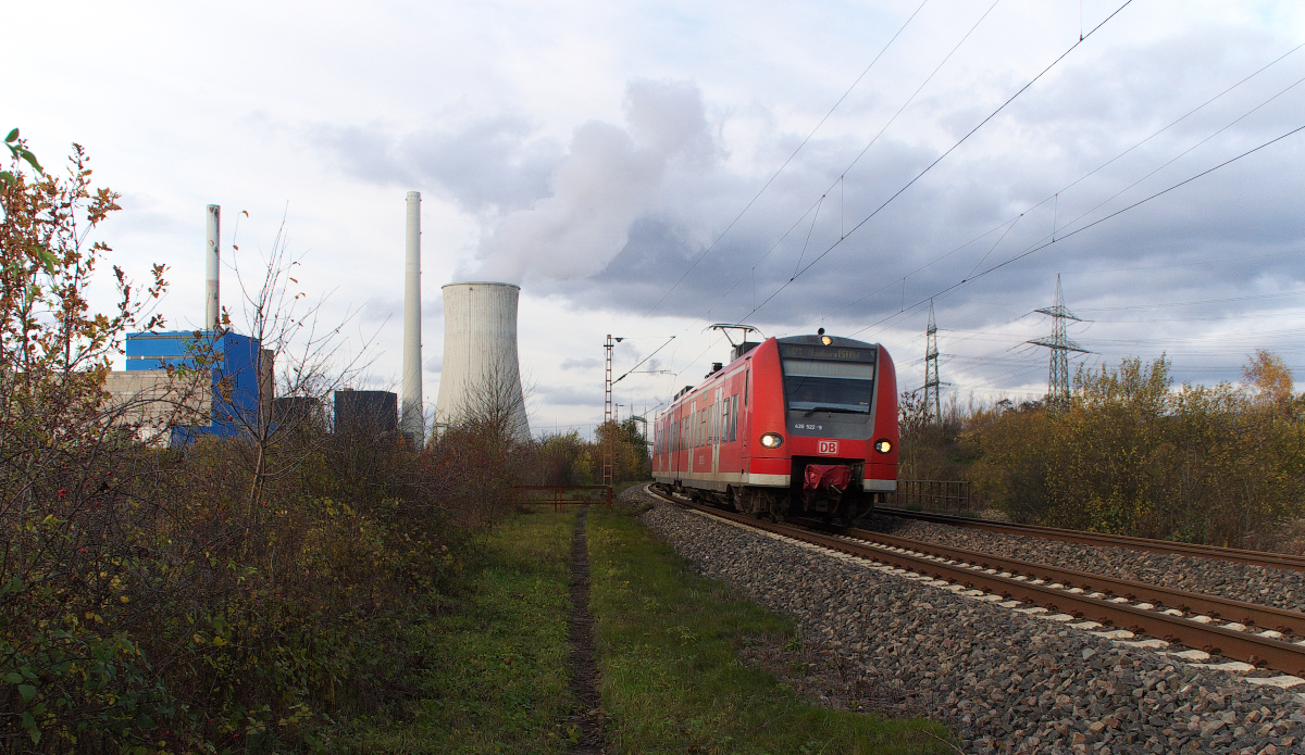 426 022 ist als RB Trier - Homburg unterwegs. Im Hintergrund dampfelt das Kraftwerk in Ensdorf, das von Saarstahl zur Stromerzeugung angemietet wurde. Bahnstrecke 3230 Saarbrücken - Karthaus am 20.11.2013