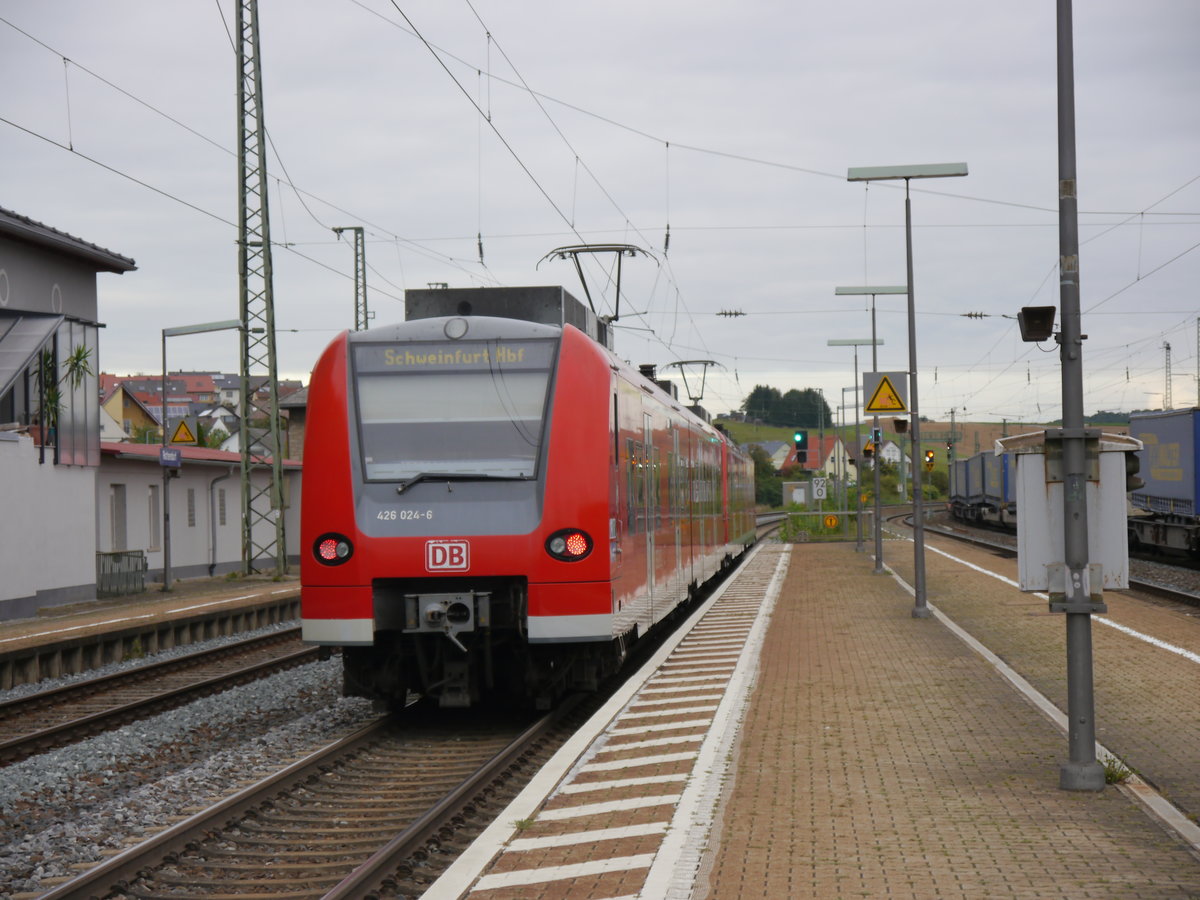 426 026 und 426 024 fuhren am 07.10.2016 als RB 58269 aus dem Bahnhof in Rottendorf in Richtung Schweinfurt aus.
