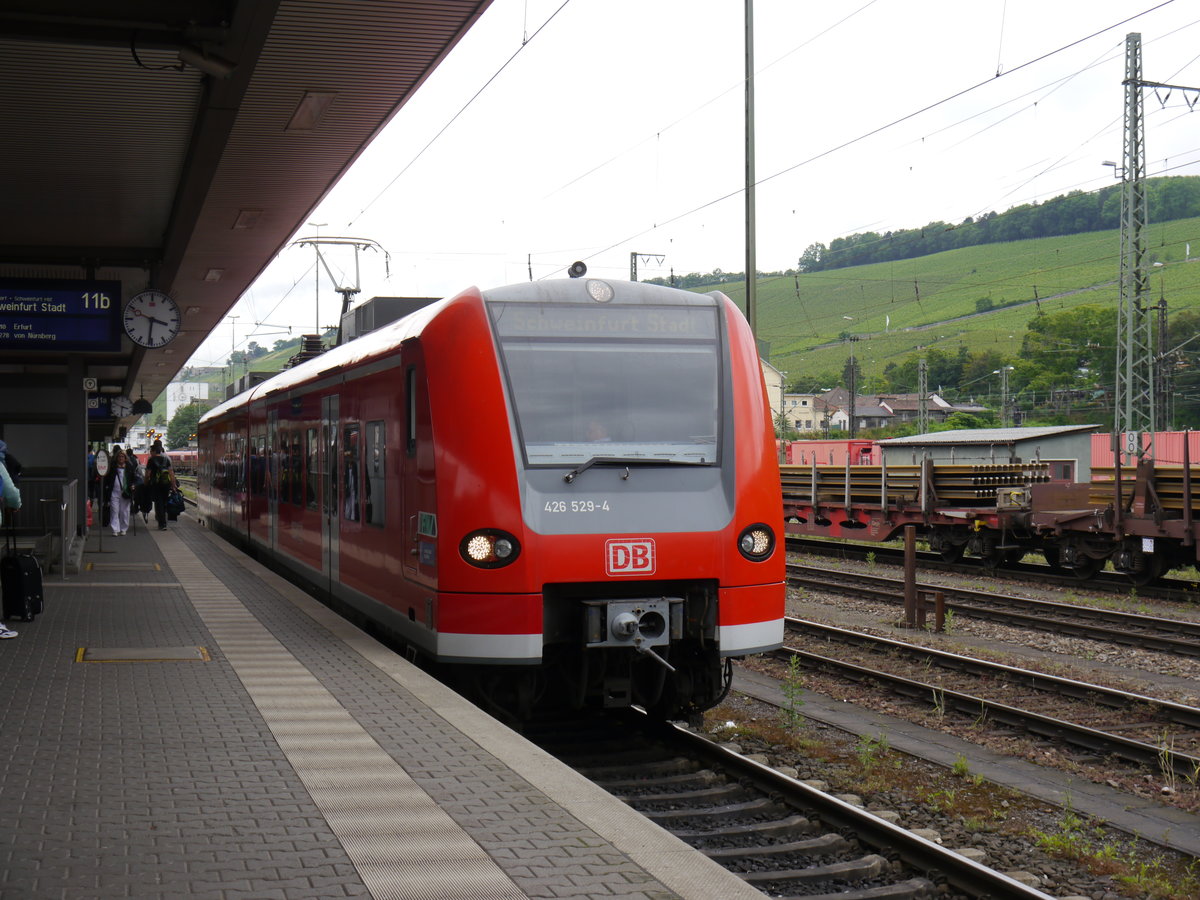 426 029 am 16.06.2016 steht in Würzburg Hbf als RB 58267 nach Schweinfurt Stadt auf Gleis 11.