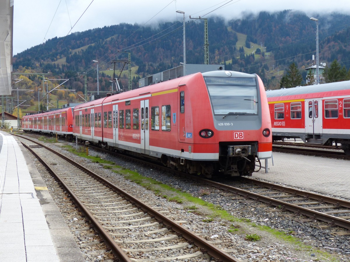 426 030 und 426 ??? warten am 30.10.2013 in Garmisch Partenkirchen auf neue Aufgaben.