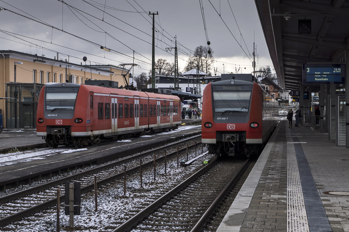 426 032/532 ist am 25.11.2013 mit 425 146 gekuppelt als Lz auf Gleis 3 in den Bf Traunstein eingefahren. Nachdem 426 028 abgekuppelt hatte und auf Gleis 1 umrangierte, fährt 425 146 als RB 59141 nach Rosenheim aus Gleis 3 aus. 426 028/528 wird später nach Gleis 1a vorziehen, als Verstärkung an einer weiteren 426 ankuppeln und als RB 27517 nach Ruhpolding fahren.

425 146
Hersteller (mechanisch): Bombardier Transportation GmbH, Hennigsdorf
Fabriknummer: 23085
Indienststellung: 27.11.2001
Erst-Bw: Essen
Fahrzeugnr. z.Z.d. Aufnahme: 94 80 0425 146-8 D-DB
Betreibernr. z.Z.d. Aufnahme: 425 146-8
Radsatzfolge: Bo'(Bo')(2')(Bo')Bo' + Bo'(Bo')(2')(Bo')Bo'
Vmax (km/h): 160
Stundenleistung (kW): 2.350
Dienstmasse (t): 114
LüP (mm): 67.500

426 032
Hersteller (mechanisch): DWA Ammendorf
Fabriknummer: 6/032/1
Indienststellung: 06.11.2001
Erst-Bw: Essen
Fahrzeugnr. z.Z.d. Aufnahme: 94 80 0426 032-9 D-DB
Betreibernr. z.Z.d. Aufnahme: 426 032-9
Radsatzfolge: Bo'(Bo')(2')(Bo')Bo'
Vmax (km/h): 160
Stundenleistung (kW): 1.175
Dienstmasse (t): 63
LüP (mm): 36.490