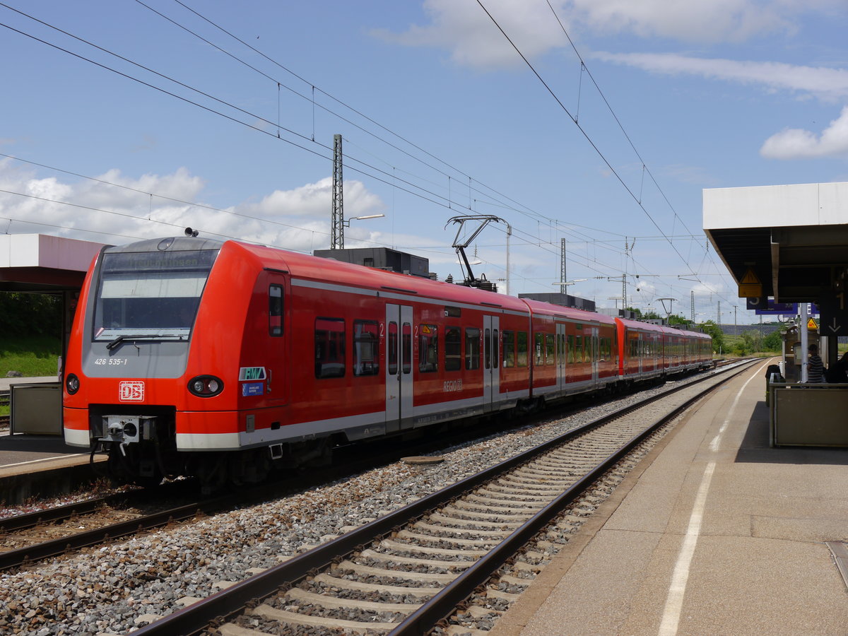426 035 und 425 046 warten am 25.06.2016 auf die Ausfahrt als RB nach Treuchtlingen in Steinach bei Rothenburg ob der Tauber.