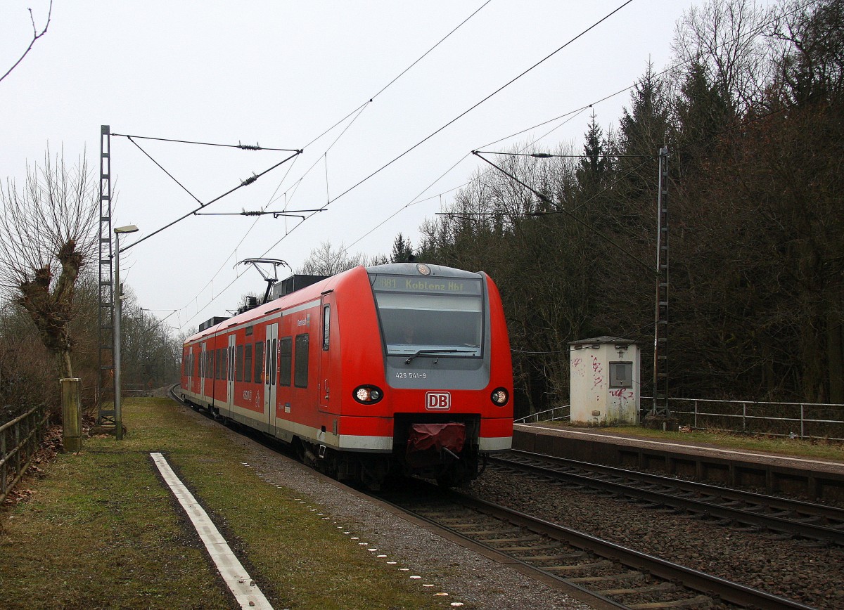 426 041-0 DB fährt als RB81 aus Trier-Hbf nach Koblenz-Hbf und fährt in Sehlem ein in Richtung Salmtal,Wittlich-Hbf,Koblenz.
Bei Nebelwolken am Kalten Mittag vom 16.2.2015.