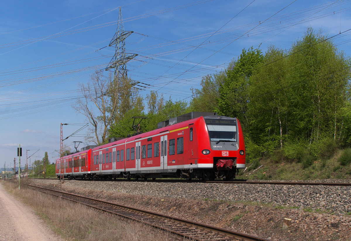 426 041 und ein Schwestertriebwagen fahren unter dem Spinnennetz von Freileitungsdrähten des Kraftwerks in Ensdorf Saar hindurch. Die RB Dillingen Saar - St. Ingbert ist auf der Bahnstrecke 3230 Saarbrücken - Karthaus unterwegs. 10.04.2014