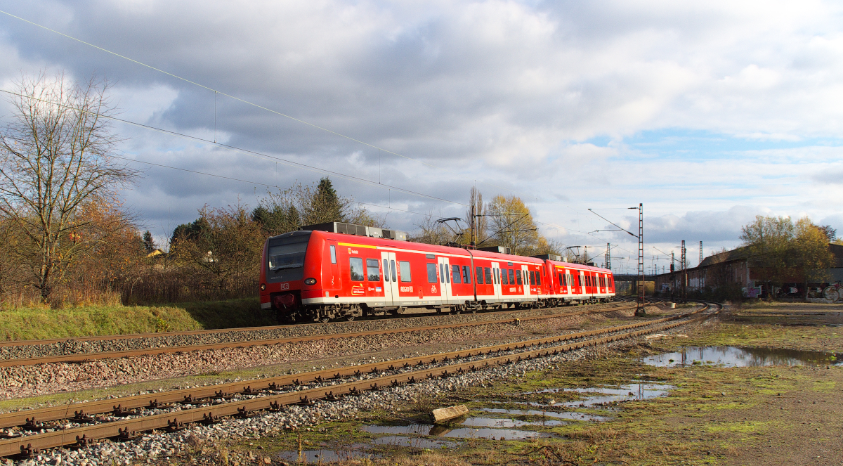 426 042 + 426 043 sind als RB St. Ingbert - Dillingen Saar unterwegs. Die beiden Mini Quietschies befinden sich hier zwischen den Bahnhöfen Bous und Ensdorf. Bahnstrecke 3230 Saarbrücken - Karthaus am 20.11.2013