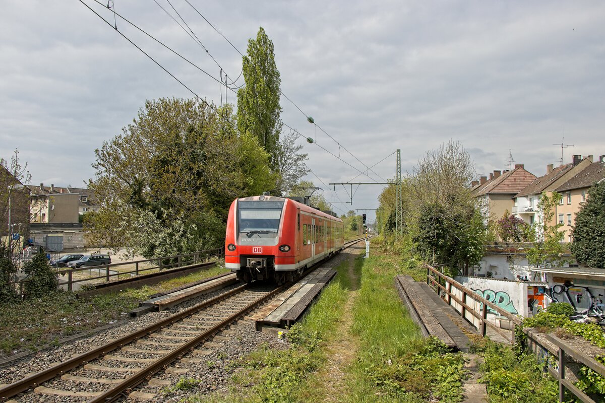 426 506-2  Oberlinxweiler  überquert als RB 46 vor dem Haltepunkt Bochum-West die Gußstahlstraße (22.04.2022)