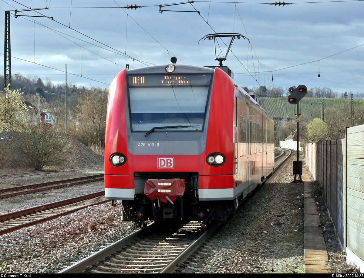 426 513-8 der S-Bahn Stuttgart als RB 37995 (RB11) von Kornwestheim Pbf nach Stuttgart-Untertürkheim erreicht den Bahnhof Stuttgart-Münster auf der Bahnstrecke Stuttgart-Untertürkheim–Kornwestheim (Schusterbahn | KBS 790.11).
Aufgenommen am Ende des Bahnsteigs 1.
[11.3.2020 | 16:23 Uhr]