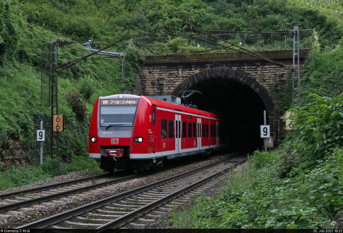 426 513-8 taucht aus dem 272 Meter langen Schnarrenbergtunnel in Stuttgart auf.
Das Bild entstand von einem Weg entlang der Gleise (siehe Standort).

🧰 S-Bahn Stuttgart (DB Regio Baden-Württemberg)
🚝 RB 37999 (RB11) Kornwestheim Pbf–Stuttgart-Untertürkheim
🚩 Bahnstrecke Stuttgart-Untertürkheim–Kornwestheim (Schusterbahn | KBS 790.11)
🕓 30.7.2021 | 18:22 Uhr